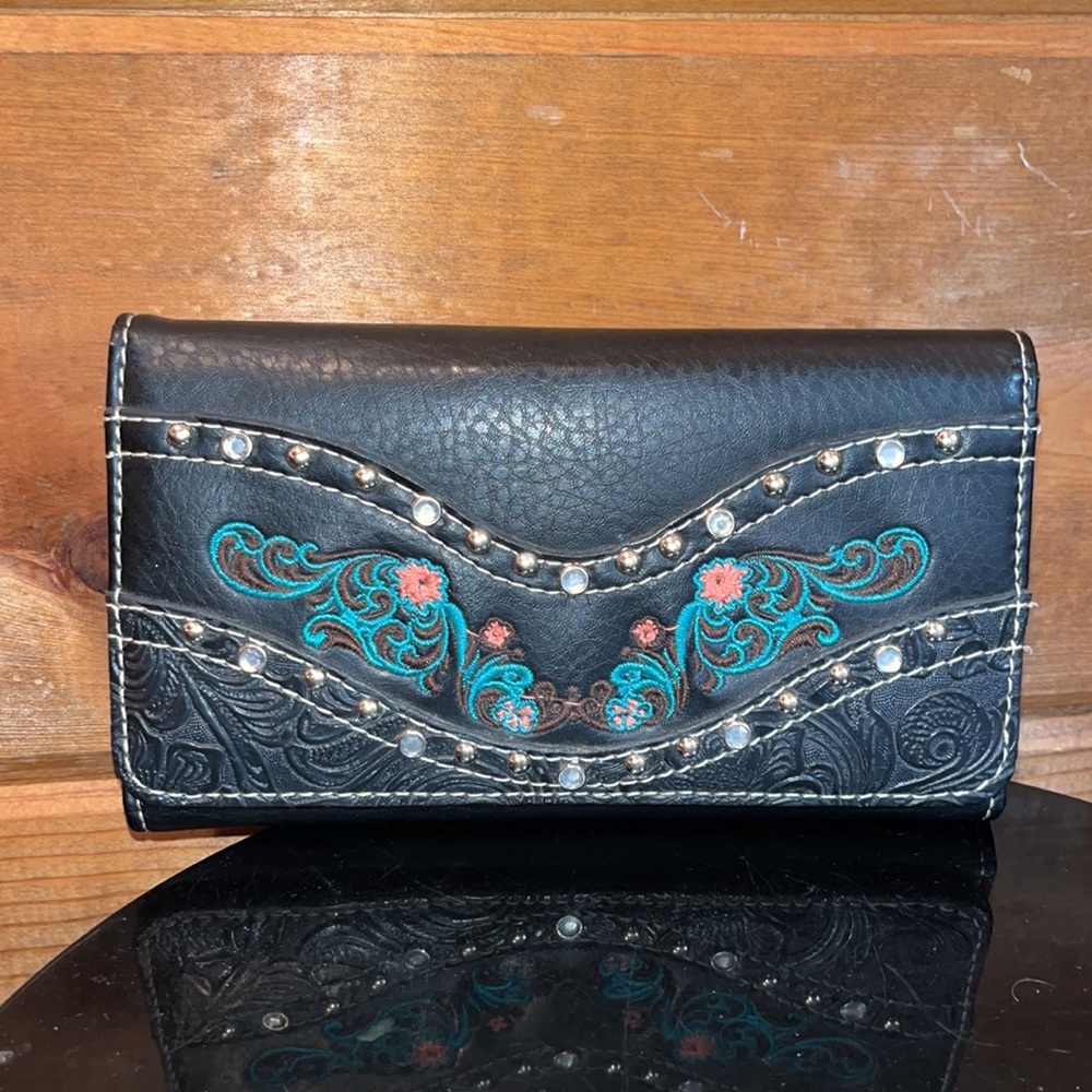 P&G Western Wallet NICE  roomy many pockets detail & bling tri fold